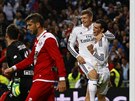 Gareth Bale z Realu Madrid (vpravo) slaví se spoluhráem Tonim Kroosem gól do...