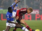 Keisuke Honda (vpravo) z AC Milán zkouí uniknout Alfredu Josephu Duncanovi ze...