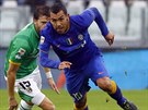 Carlos Tévez z Juventusu Turín (vpravo) uniká Andreovi Costovi z Parmy.