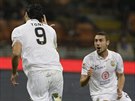 Luca Toni (vlevo) z Hellasu Verona bí slavit svj gól proti Interu Milán.