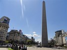 Stedobod Buenos Aires. Pod obeliskem se lidé scházejí, a u pi demonstracích...