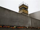 Lidé ozdobili památník Berlínské zdi pi 25. výroí jejího pádu kvtinami...