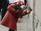 Lidé ozdobili památník Berlínské zdi pi 25. výroí jejího pádu kvtinami...