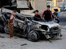 Dti si prohlíejí auto, které zcela zniila nastraená bomba (Bagdád, 9....