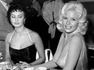 Sophia Lorenová a Jayne Mansfieldová na veírku v hotelu v Beverly Hills (1957)