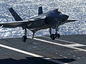První p�istání F-35C na letadlové lodi s pomocí háku
