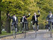 Jízda velocipedist na historických vysokých kolech.