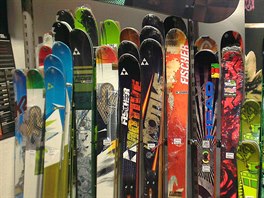 Freeridové a freestylové lyže v jednom z obchodů ve Feichtenu
