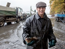 Redaktor Radek tpnek pi vlovu rybnku eabinec u Psku.