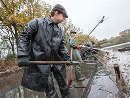 Redaktor Radek tpnek pi vlovu rybnku eabinec u Psku.