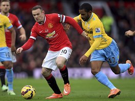 tonk Manchesteru United Wayne Rooney se probj dopedu v utkn proti...