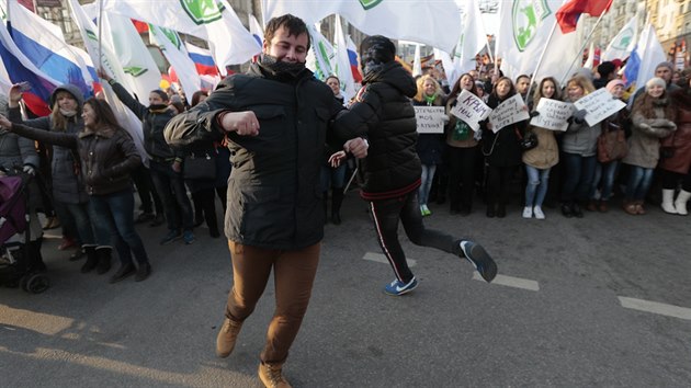 Rusk pochod My jsme jednotn podporujc kremelskou politiku proel v ter Moskvou. (4.11. 2014)