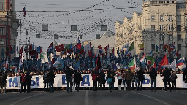 Rusk pochod My jsme jednotn podporujc kremelskou politiku proel v ter Moskvou. (4.11. 2014)