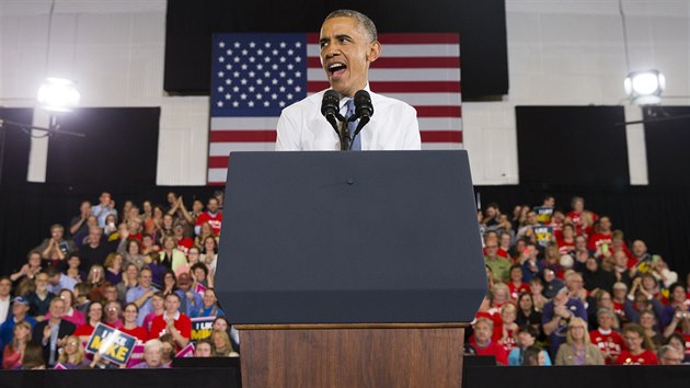 Barack Obama během předvolební kampaně v Maine (30. října 2014).