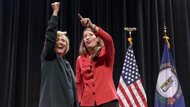 Demokratickou kandidátku do Senátu za stát Kentucky Alison Lundergan Grimeovou (vpravo) přijela podpořit i bývalá ministryně zahraničních věcí Hillary Clintonová (1. listopadu 2014).