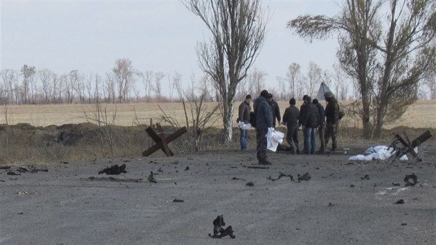 Trosky automobilu, kter na pedmst Mariupolu zniila exploze (2. listopadu 2014)