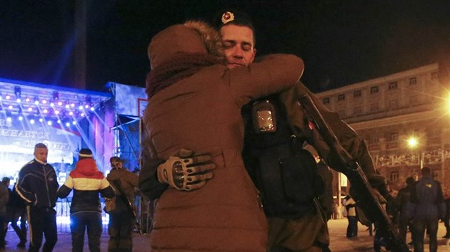 Pznivci separatist v Doncku slav vsledky voleb, kter Kyjev neuznal (2. listopadu 2014)