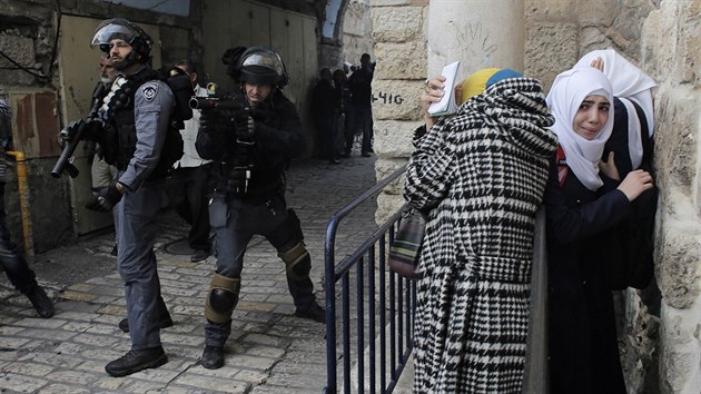 Zsah izraelsk policie proti palestinskm vtrnkm v Jeruzalm (5. listopadu 2014)