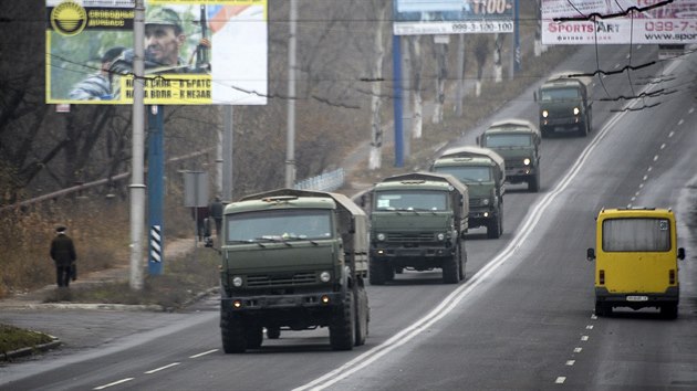 Neoznaený vojenský konvoj, který reportéi agentury AP vyfotili 25 kilometr...