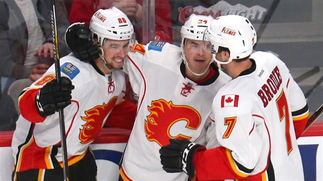 Radost z glu maj hokejist Calgary. Zleva Josh Jooris, Ji Hudler a  T.J. Brodie.