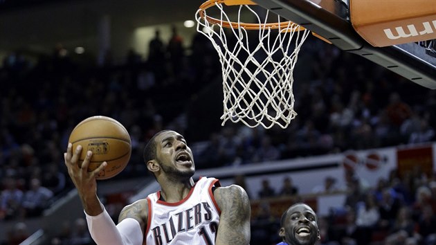 S gustem zakonuje LaMarcus Aldridge z Portlandu, pozoruje ho Draymond Green z Golden State.