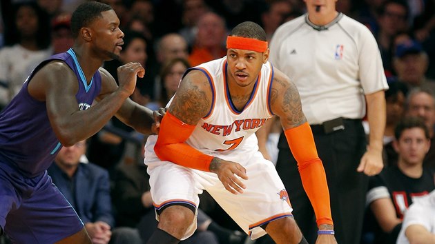 Dribluje Carmelo Anthony z New Yorku, napad ho Lance Stephenson z Charlotte.