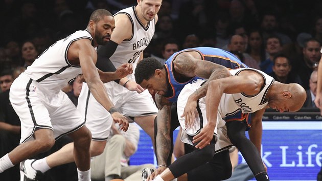 Basketbalist Brooklynu v blm obklopili Perryho Jonese z tmu Oklahoma City.  V tsnm kontaktu s nm je Jarrett Jack. Vlevo je Alan Anderson, uprosted Mirza Teletovic.