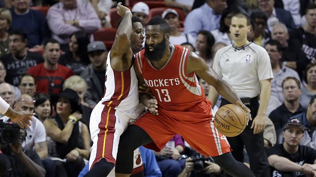 James Harden (vpravo) z Houstonu se tla pes Maria Chalmerse z Miami.