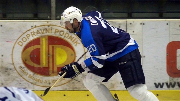 Tomáš Divíšek v mosteckém dresu se žene do útoku.