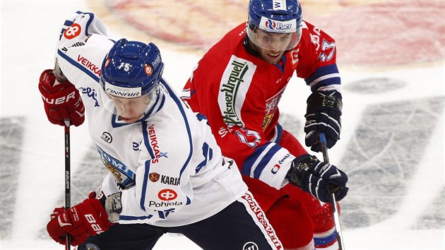 esk tonk Vladimr Svaina bojuje o puk s  Hytnenem z Finska v utkn Karjala Cupu.