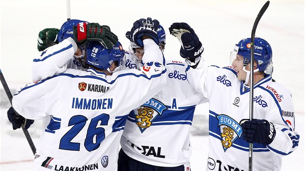 Hokejist Finska se raduj z glu v utkn Karjala Cupu proti esku.