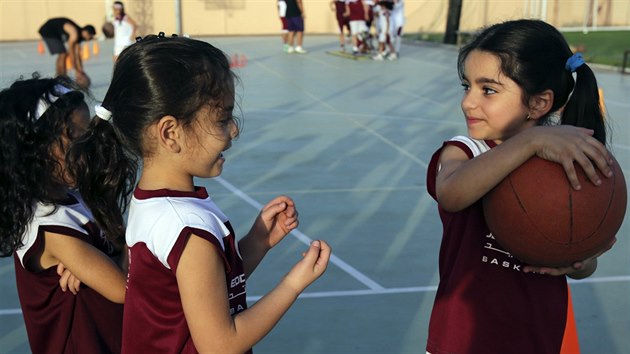 Dvky hraj basketbal v Sadsk Arbii (12. kvtna 2014).