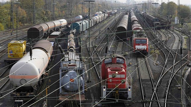 Vlaky Deutsche Bahn stoj v Grembergu (5. listopadu 2014).