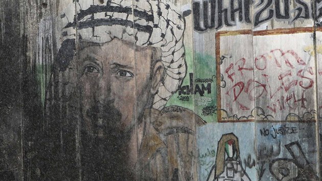 Policist prochzej kolem grafiti s Jsirem Arafatem v Ramallhu (31. jna 2014).