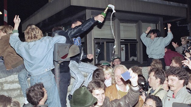 Vchodn a zpadn Berlan slav u kontrolnho stanovit na vchod pot, co padla Berlnsk ze (10. listopadu 1989).