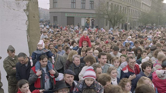 Vchodn Berlan prochz novm prchodem na Bernauerov ulici po pdu Berlnsk zdi (11. listopadu 1989).