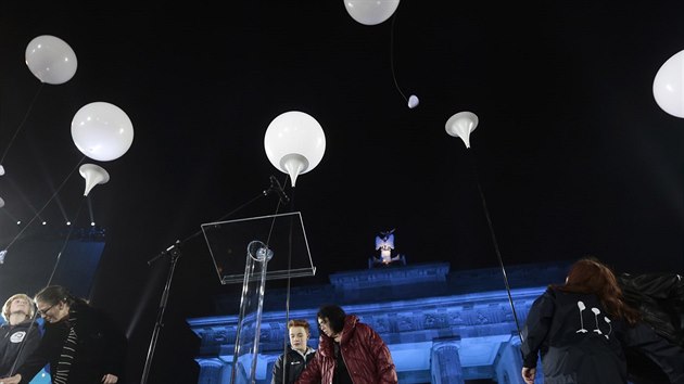 Balny z instalace Lichtgrenze 2014 odltaj ped Braniborskou brnou pi pleitosti pipomnky pdu Berlnsk zdi (9.listopadu 2014).