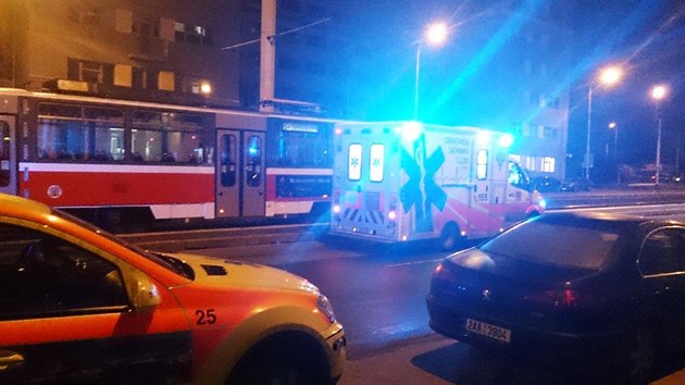 Tramvaj v prask Olansk ulici pejela v kolejiti lec enu, ta tkm zrannm podlehla. (5.11.2014)