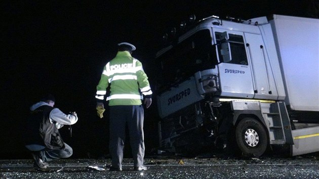 Na silnici slo 101 u an se eln srazil Volkswagen Golf s kamionem. idi osobnho vozu nehodu nepeil (5.11.2014)