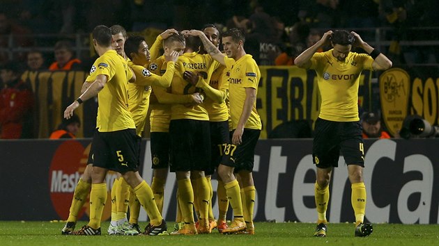 TMOV RADOST. Fotbalist Borussie Dortmund oslavuj gl v utkn Ligy mistr proti Galatasaray. Nmeckmu tmu se sice neda v domc souti, na evropsk scn je ale zatm jednm z nejlepch celk.