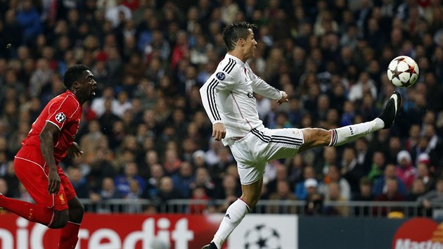 VSTEL BRANKU? Cristiano Ronaldo (vpravo) z Realu Madrid se sna dt gl v utkn Ligy mistr proti Liverpoolu.