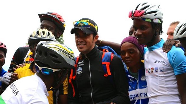 panlsk pistolnk Alberto Contador v obleen africkch cyklistickch nadj ped vstupem na Kilimandro.