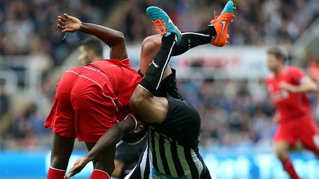 KRKOLOMN POZICE. Steven Taylor z Newcastlu (vpravo) a liverpoolsk Mario Balotelli.