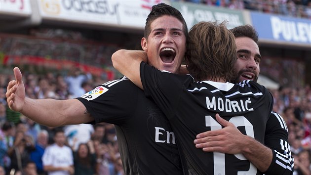 POHODLN VHRA. Fotbalist Realu Madrid oslavuj gl Jamese Rodrigueze (vlevo) do st Granady.
