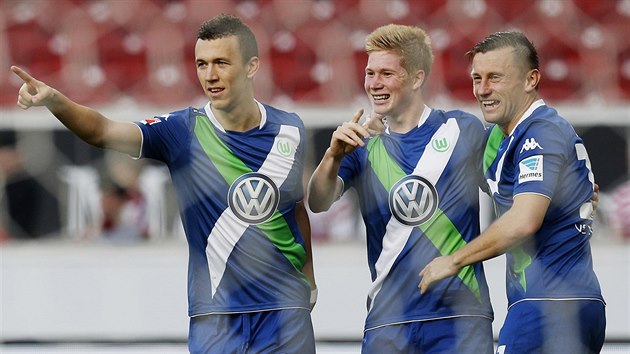 KANONDA. Fotbalist Wolfsburgu slav jeden ze ty gl do st Stuttgartu. Trefil se Kevin De Bruyne (uprosted).