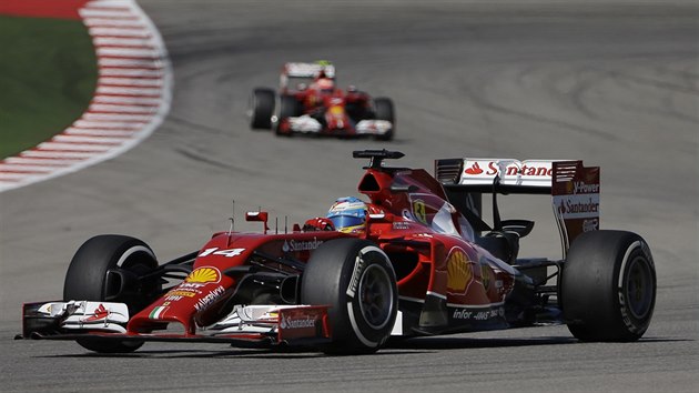 Fernando Alonso v kvalifikaci na Velkou cenu USA. Za nm krou jeho stjov kolega Kimi Raikkonen.