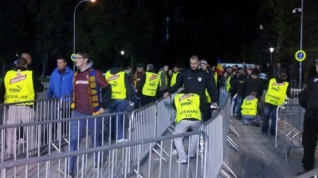 Fanouci Sparty a Viktorie prochzej bezpenostnmi kontrolami pi vstupu na stadion (1. listopadu 2014).