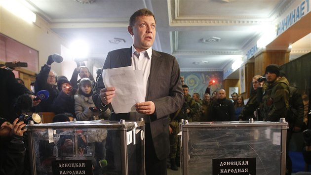 Jeden z vůdců východoukrajinských separatistů Alexander Zacharčenko odevzdává v Doněcku svůj hlas (2. listopadu 2014).