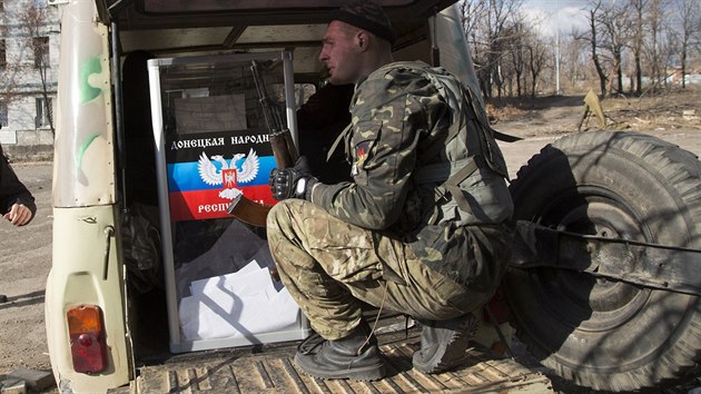 Separatisté vykládají volební urnu z automobilu nedaleko doněckého letiště (2. listopadu 2014).