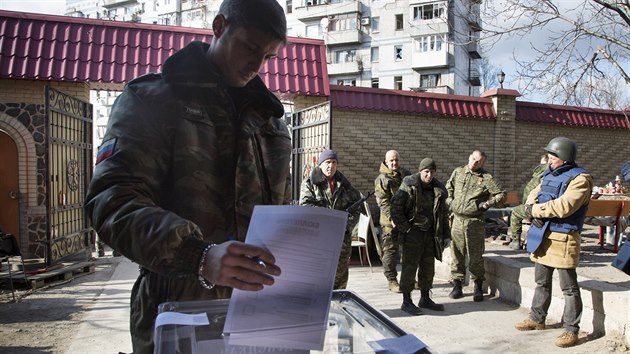 Východukrajinští separatisté hlasují o novém vedení nedaleko doněckého letiště (2. listopadu 2014).